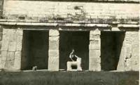 [Doris Dana en Chichén Itzá]  [fotografía].