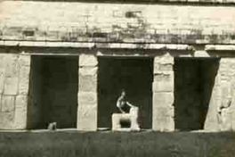 [Doris Dana en Chichén Itzá]  [fotografía].