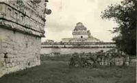 [Vista de Chichén Itzá]  [fotografía].