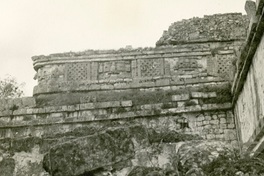 [Vista de Chichén Itzá]  [fotografía].
