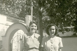 Consuelo Saleva y María Elena Manzanilla Moreno en Mérida.  [fotografía].