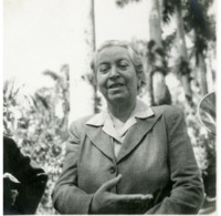 Retrato Gabriela Mistral en el Fortín de las Flores  [fotografía].