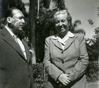 Gabriela Mistral y un amigo en el Fortín de las Flores.  [fotografía].