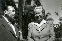 Gabriela Mistral y un amigo en el Fortín de las Flores.  [fotografía].