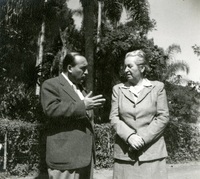 Gabriela Mistral y un amigo en el Fortín de las Flores.  [fotografía].