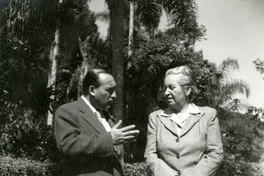 Gabriela Mistral y un amigo en el Fortín de las Flores.  [fotografía].