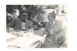 Gabriela Mistral y un amigo en Fortín de la Flores.  [fotografía].