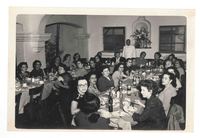 [Gabriela Mistral en una cena en Jalapa]  [fotografía].