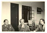 Gabriela Mistral y dos amigos en Veracruz.  [fotografía].