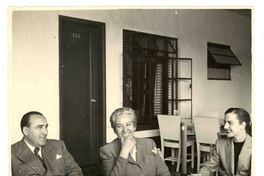 Gabriela Mistral y dos amigos en Veracruz.  [fotografía].