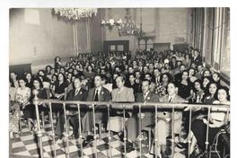 [Gabriela Mistral en una conferencia en México]  [fotografía].