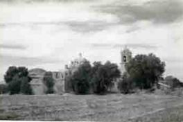 Vista de una iglesia en México.  [fotografía].