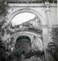Vista de las ruinas de una iglesia en México.  [fotografía].