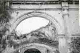 Vista de las ruinas de una iglesia en México.  [fotografía].