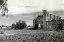 Vista de las ruinas de una iglesia en México  [fotografía].