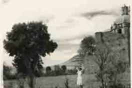 Niña mexicana en el campo  [fotografía].