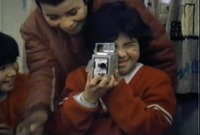 Cien niños esperando un tren