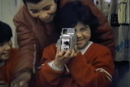 Cien niños esperando un tren