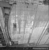 Río Polcura, vista de las obras de construcción de la bocatoma Polcura, Antuco, 1979.