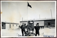 Tres señores, junto a un armazón de madera.