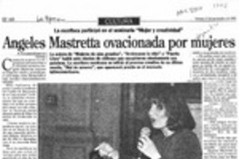 Angeles Mastretta ovacionada por mujeres  [artículo] A. Gajardo.