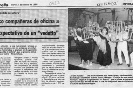 Cinco compañeras de oficina a la expectativa de un "vedetto"  [artículo].