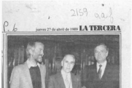 Donan libro sobre el bosque chileno  [artículo].