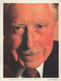 Presidente Augusto Pinochet a la hora del té  [artículo] Margarita Serrano.