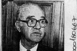 Otorgan distinción a profesor H. Niemeyer  [artículo].