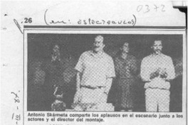 Skármeta se emocionó al compartir con el público chileno el montaje de "Ardiente paciencia"  [artículo].