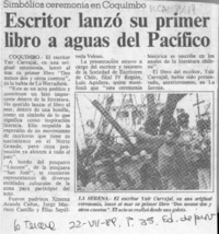 Escritor lanzó su primer libro a aguas del Pacífico