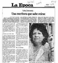 Una escritora que sabe reírse  [artículo] Maité Ricart.