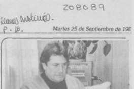 Poli Délano autografía sus libros