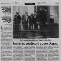 Gobierno condecoró a José Donoso  [artículo] Alejandra Gajardo.