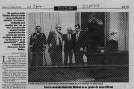 Gobierno condecoró a José Donoso  [artículo] Alejandra Gajardo.