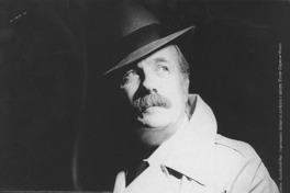 Juan Forch con atuendo de escritor  [artículo] Francisca Cafati