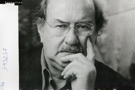 Antonio Skármeta de desnudo en el tejado a la boda del poeta  [artículo]