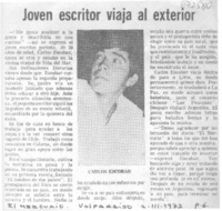 Joven escritor viaja al exterior.