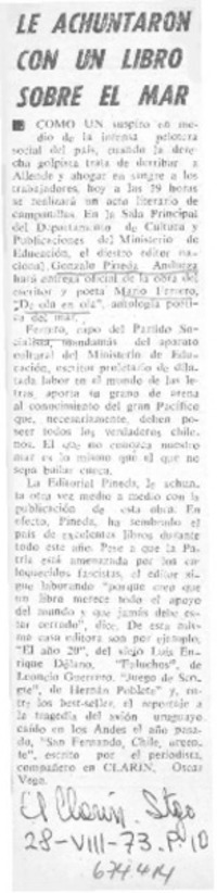 Le achuntaron con un libro sobre el mar