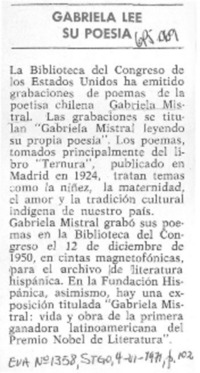 Gabriela lee su poesía.