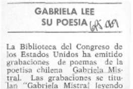 Gabriela lee su poesía.