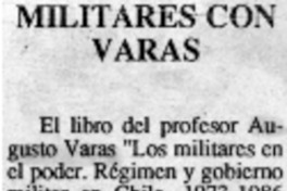 Militares con varas.