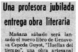 Una profesora jubilada entrega obra literaria.
