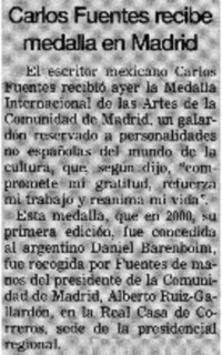 Caros Fuentes recibe medalla en Madrid.
