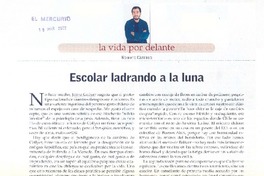 Escolar ladrando a la luna