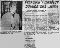Profesor y escritor difunde sus libros.