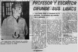 Profesor y escritor difunde sus libros.