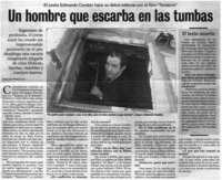 Un hombre que escarba en las tumbas