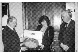 Damaris Calderón recibió premio revista de libros.