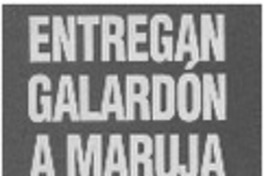 Entregan galardón a Maruja Torres.